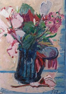 Blühender Strauß in blauer Vase